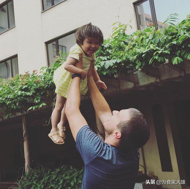 在愛中長大！4歲女孩「領養2年前後驚人對比」  一張張都讓父母暖哭：感謝妳願意來我身邊