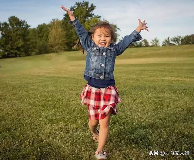 在愛中長大！4歲女孩「領養2年前後驚人對比」  一張張都讓父母暖哭：感謝妳願意來我身邊