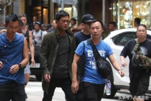 香港街頭巨星無人理！周潤發「買菜搭公車」 古天樂「街頭漫步」毫無遮掩：藝人只是人