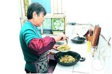 我懷孕帶午餐上班，一天拿錯了婆婆給小姑子的盒飯，打開盒飯我紅了眼