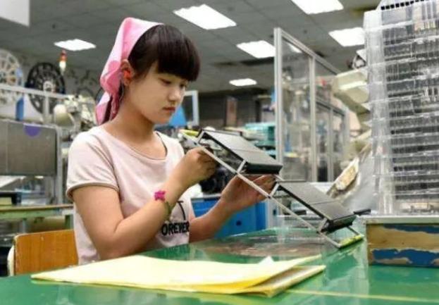 我懷孕帶午餐上班，一天拿錯了婆婆給小姑子的盒飯，打開盒飯我紅了眼