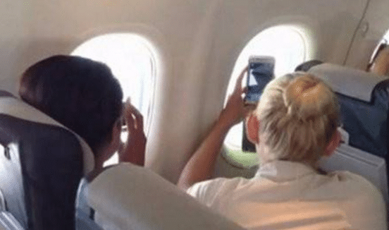 飛行中途旅客全都「拿出手機朝外拍照」, 男子好奇伸頭看了一眼，嚇得叫出聲：立刻找機長！