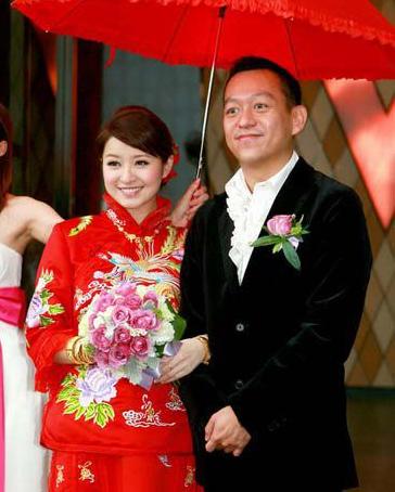 她曾在演藝圈苦熬3年「閃婚嫁大12歲富豪」！「一連生3胎」如今34歲仍如少女美麗