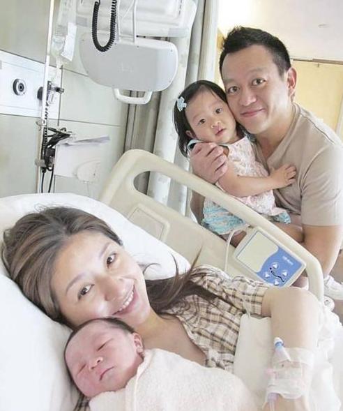 她曾在演藝圈苦熬3年「閃婚嫁大12歲富豪」！「一連生3胎」如今34歲仍如少女美麗