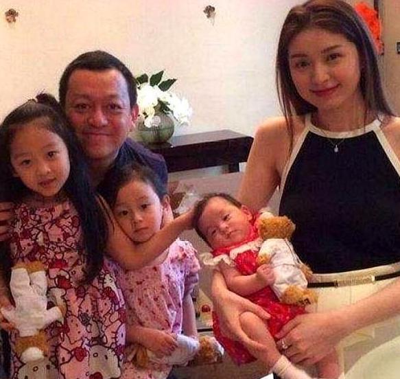 她曾在演藝圈苦熬3年「閃婚嫁大12歲富豪」！「一連生3胎」如今34歲仍如少女美麗