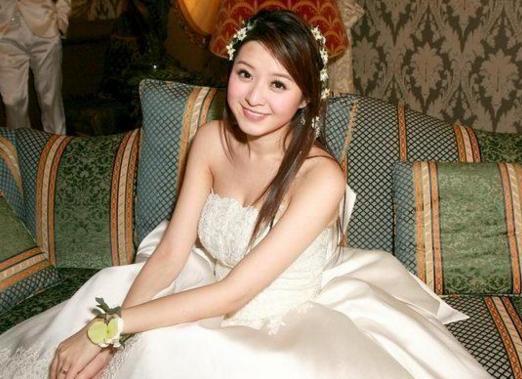 她曾在演藝圈苦熬3年「閃婚嫁大12歲富豪」！「一連生3胎」如今34歲仍如少女美麗