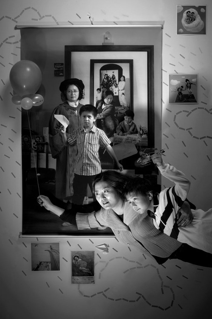 媽媽連續17年「和兒子拍攝獨特親子照」！其中一張「母子搭肩飛向天空」感動眾人：母愛的力量