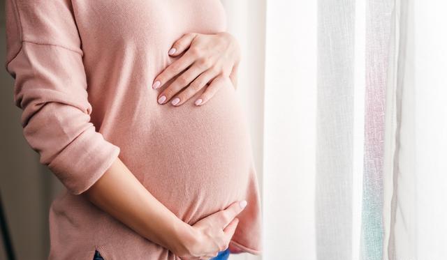 生了龍鳳胎，婆婆從不讓我給兒子換尿布，偷偷解開兒子尿布我哭了