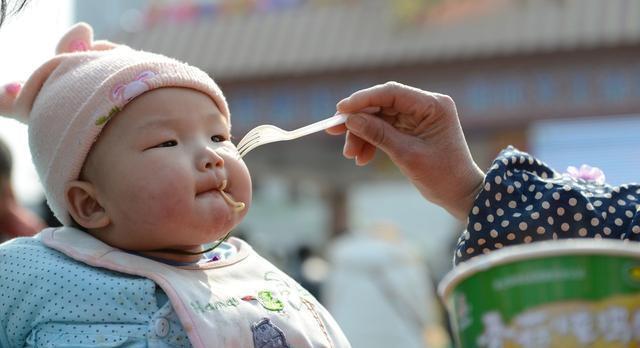 生了龍鳳胎，婆婆從不讓我給兒子換尿布，偷偷解開兒子尿布我哭了