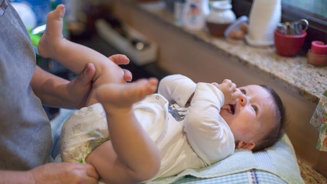 生了龍鳳胎，婆婆從不讓我給兒子換尿布，偷偷解開兒子尿布我哭了
