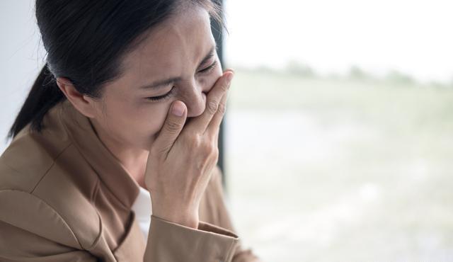 生了龍鳳胎，婆婆從不讓我給兒子換尿布，偷偷解開兒子尿布我哭了