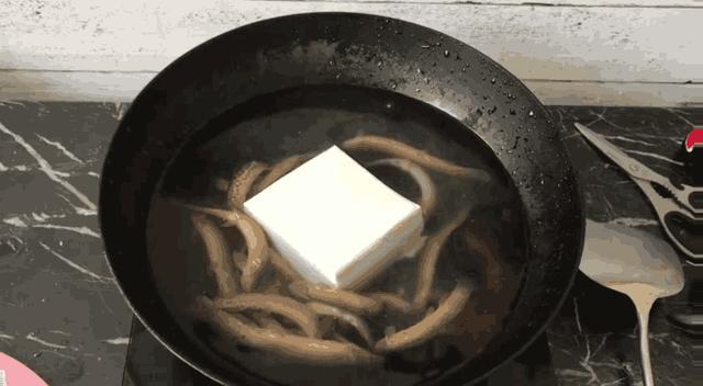 丈母娘要吃「泥鰍鑽豆腐」，做廚師的女婿滿口答應，結果出鍋後尷尬了！