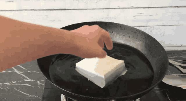 丈母娘要吃「泥鰍鑽豆腐」，做廚師的女婿滿口答應，結果出鍋後尷尬了！