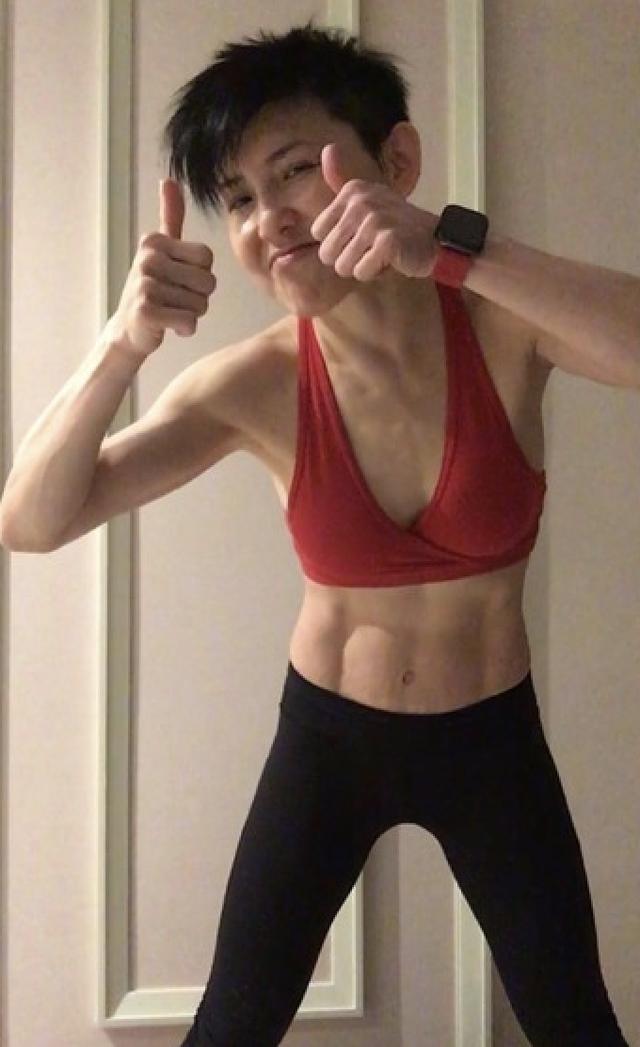 最美奶奶！54歲影后「二度離婚」今享兒孫福　曬「傲人腹肌」身材好到連男人都羨慕