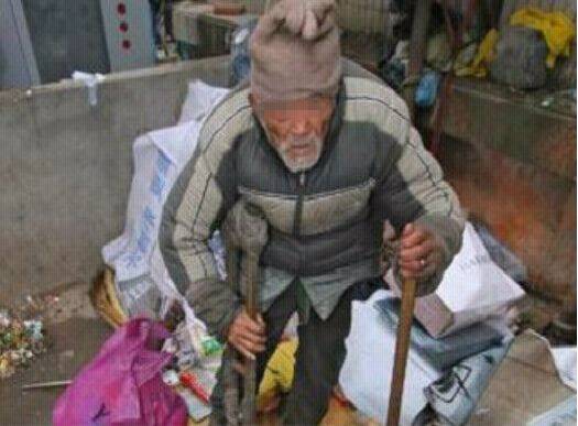 乞丐辦了一張銀行卡，3天內竟接連多出40萬，報警後，警察說：錢歸你！