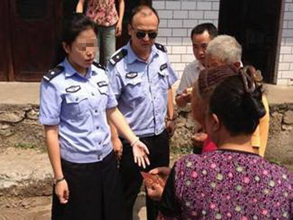 乞丐辦了一張銀行卡，3天內竟接連多出40萬，報警後，警察說：錢歸你！