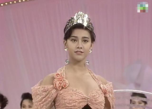 她一婚嫁武術明星，二婚嫁「大20歲富豪」！如今49歲與兒子同框像姐弟美翻