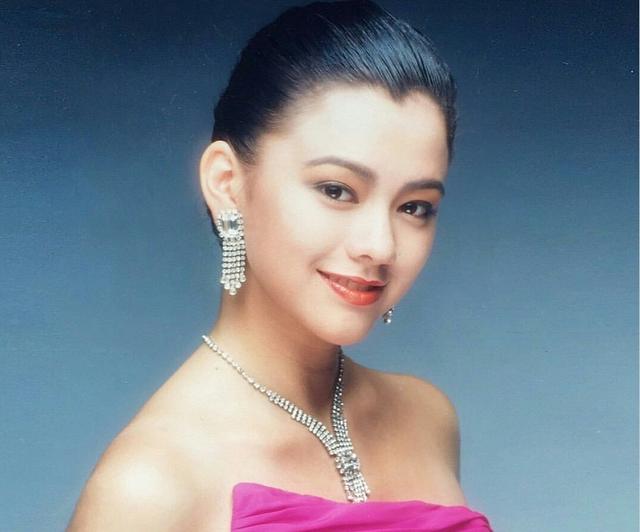 她一婚嫁武術明星，二婚嫁「大20歲富豪」！如今49歲與兒子同框像姐弟美翻