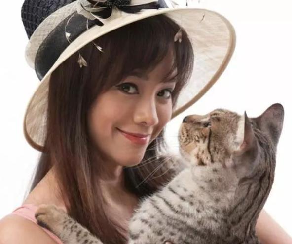 她一婚嫁武術明星，二婚嫁「大20歲富豪」！如今49歲與兒子同框像姐弟美翻