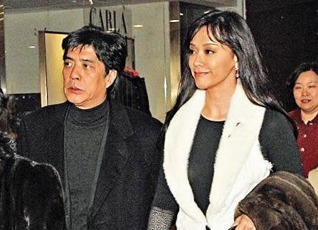她一婚嫁武術明星，二婚嫁「大20歲富豪」！如今49歲與兒子同框像姐弟美翻