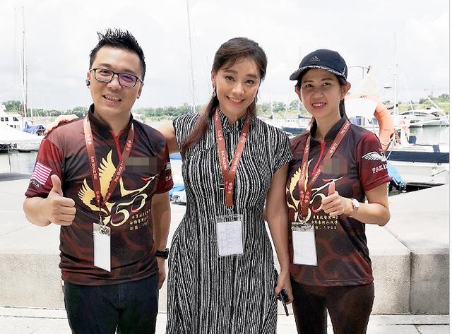 她一婚嫁武術明星，二婚嫁「大20歲富豪」！如今49歲與兒子同框像姐弟美翻