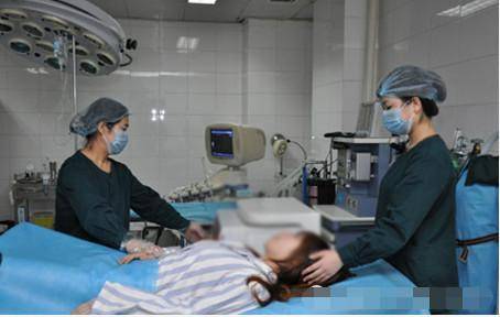 女子懷三胞胎女兒，婆婆氣憤喊滾，生產當天「寶寶卻幫媽媽報仇」？