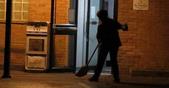 兒子去麥當勞上廁所「偷偷抽光衛生紙」！媽媽發現沒責罵「下秒決定溫柔反問」讓他秒去認錯