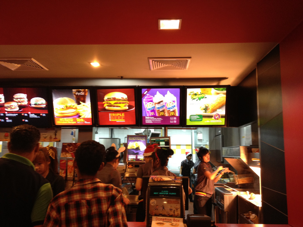 兒子去麥當勞上廁所「偷偷抽光衛生紙」！媽媽發現沒責罵「下秒決定溫柔反問」讓他秒去認錯