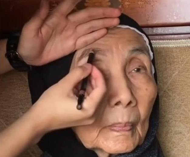 孫女為70歲阿嬤化妝，完成後竟比媽媽還要年輕漂亮，可把她樂壞了！