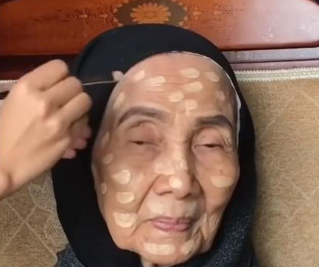 孫女為70歲阿嬤化妝，完成後竟比媽媽還要年輕漂亮，可把她樂壞了！