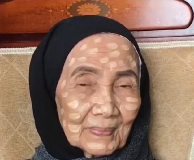 孫女為70歲阿嬤化妝，完成後竟比媽媽還要年輕漂亮，可把她樂壞了！