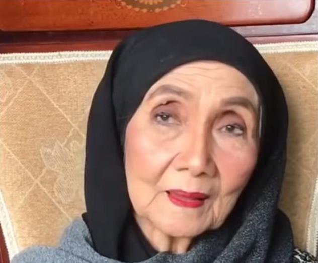 孫女為70歲阿嬤化妝，完成後竟比媽媽還要年輕漂亮，可把她樂壞了！