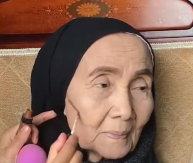 孫女為70歲阿嬤化妝，完成後竟比媽媽還要年輕漂亮，可把她樂壞了！