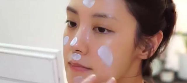 孫女為70歲阿嬤化妝，完成後竟比媽媽還要年輕漂亮，可把她樂壞了！