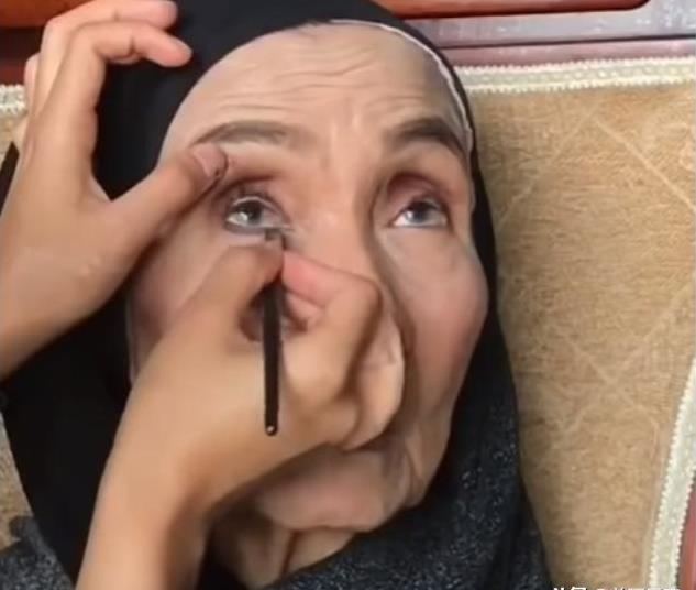 孫女為70歲阿嬤化妝，完成後竟比媽媽還要年輕漂亮，可把她樂壞了！