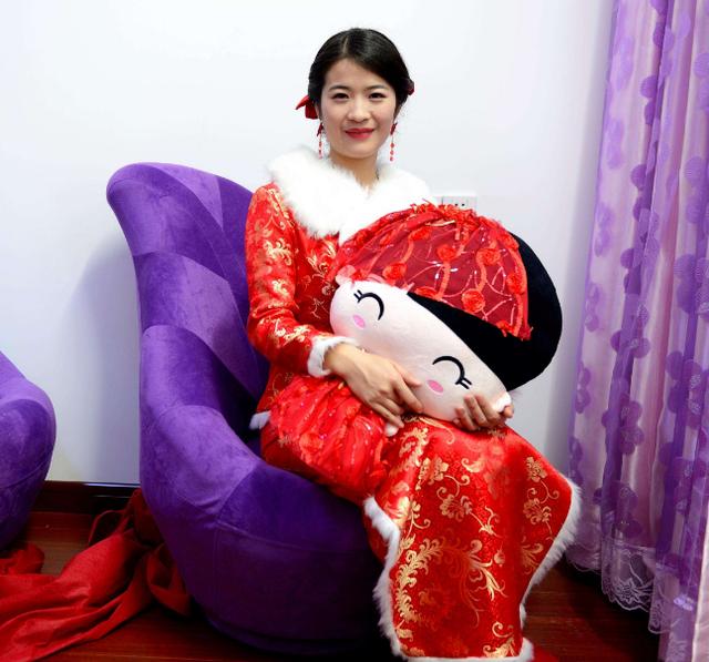  丈夫走後我養大小叔子，小叔子結婚不見新娘，伴娘拉我上台，我淚目