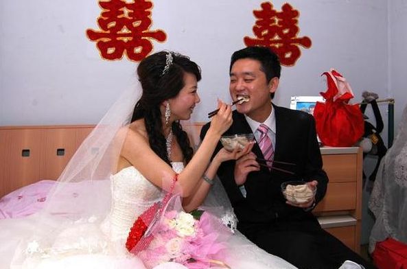 父親姓「劉」，舅舅給孩子起名字，母親大怒：你倒著念看看！頓時大家都尷尬了