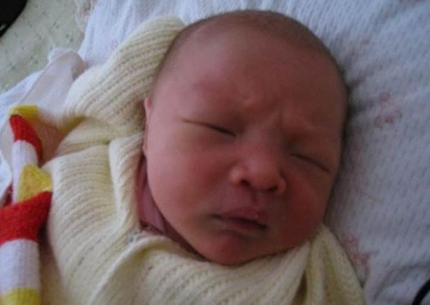 父親姓「劉」，舅舅給孩子起名字，母親大怒：你倒著念看看！頓時大家都尷尬了