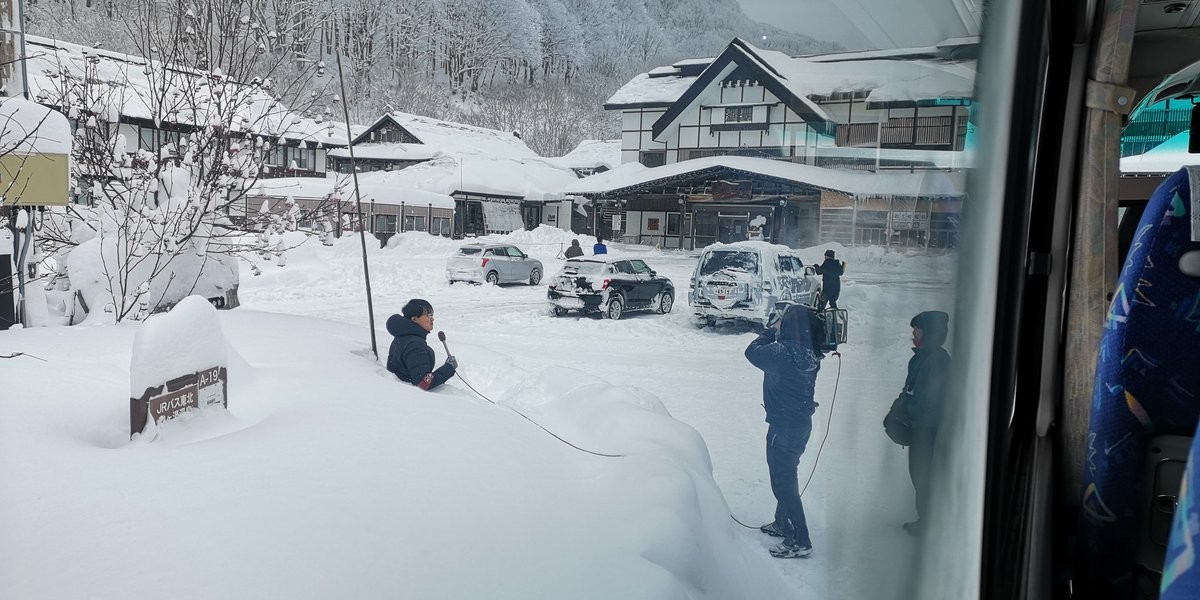 日本記者演很大！他被雪堆包圍：積雪到我的腰了　旁邊住戶「淡定拿證據打臉」：奧斯卡影帝就是你