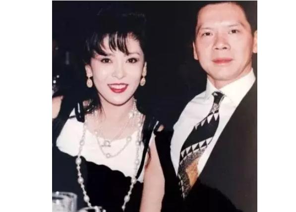 6歲患病18歲被母親被賣到舞廳　23歲「嫁演藝圈大佬」鶼鰈情深38年