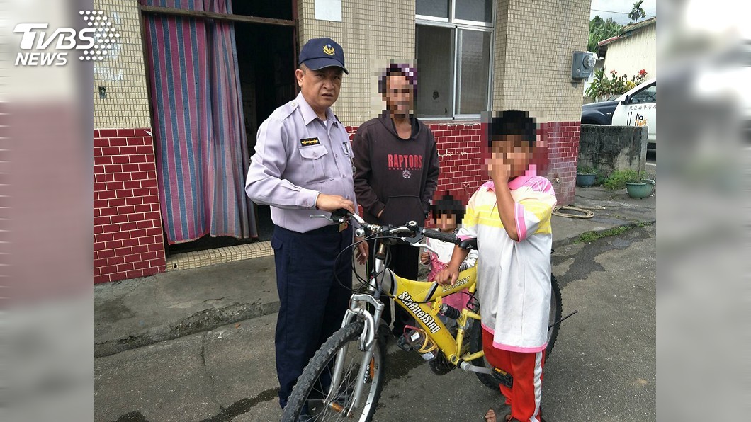 孝心感人！9歲男童「騎14公里探病父」   返家累癱「警車協助送回家」：父子團圓