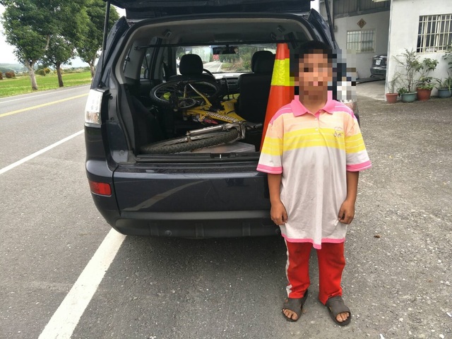 孝心感人！9歲男童「騎14公里探病父」   返家累癱「警車協助送回家」：父子團圓