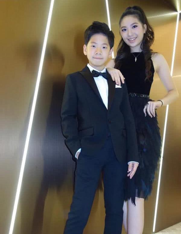 甄子丹妻女近照!母女身材苗條「宛如姐妹花」 老婆把「前妻的兒子視如己出」超幸福