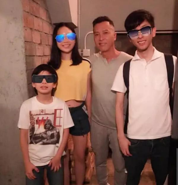 甄子丹妻女近照!母女身材苗條「宛如姐妹花」 老婆把「前妻的兒子視如己出」超幸福