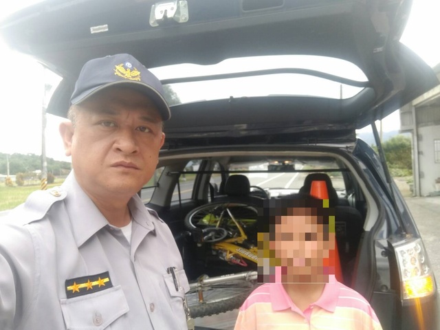 孝心感人！9歲男童「騎14公里探病父」   返家累癱「警車協助送回家」：父子團圓