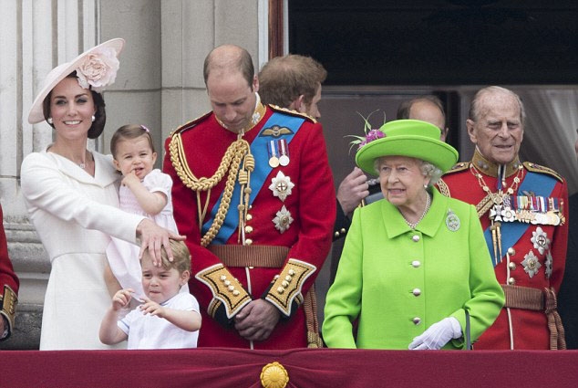 教小孩被女王罵！喬治小王子當眾鬧彆扭　威廉「不顧王子身分一個move」被女王訓斥專家卻讚翻了