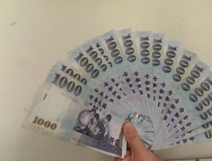 乞丐辦了一張銀行卡，3天內竟接連多出40萬，報警後，警察說：錢歸你！