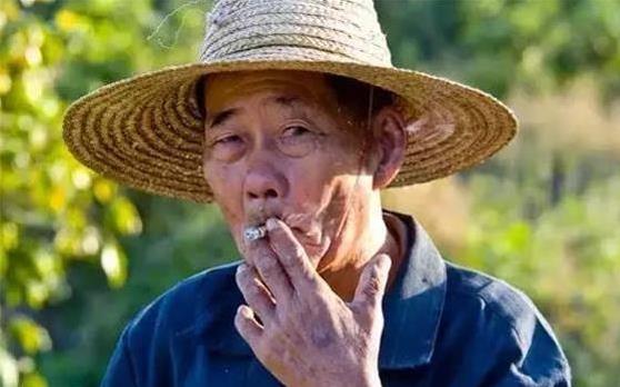 「髒兮兮的農夫」來到汽車展，客服人員對他不理不睬，櫃檯小姐熱情招待，農夫霸氣買下「8台車」！ 