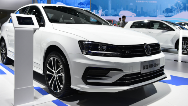 「髒兮兮的農夫」來到汽車展，客服人員對他不理不睬，櫃檯小姐熱情招待，農夫霸氣買下「8台車」！ 