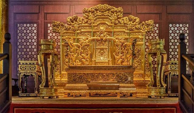 小孩到龍椅上玩耍，皇帝問「天子好做嗎」？小孩回「四個字」繼承皇位